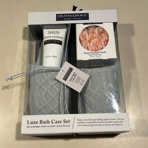 Luxe Bath Care Set, slippers, lotion, petals